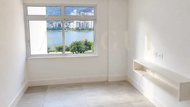 3-bedroom apartment in a building with a pool — photo 13