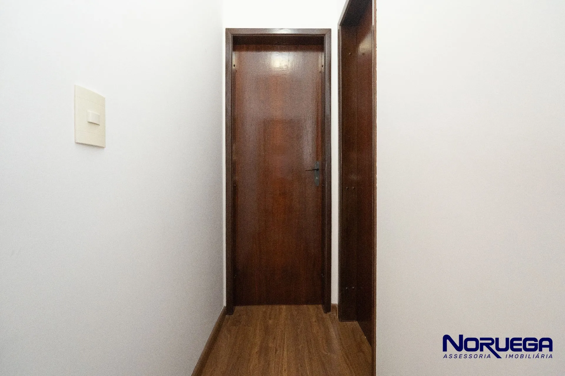 Wood or laminate floors in a 2-bedroom apartment, 103 m² — photo 24