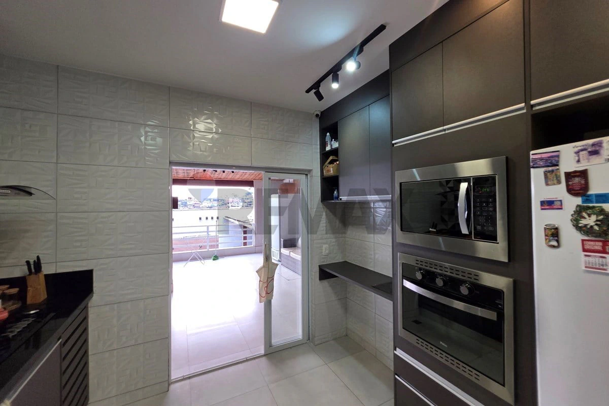 Balcony with a grill in a 3-bedroom house, 139 m² — photo 7