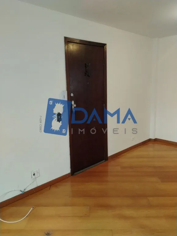 Wood or laminate floors in a 2-bedroom apartment, 79 m² — photo 12