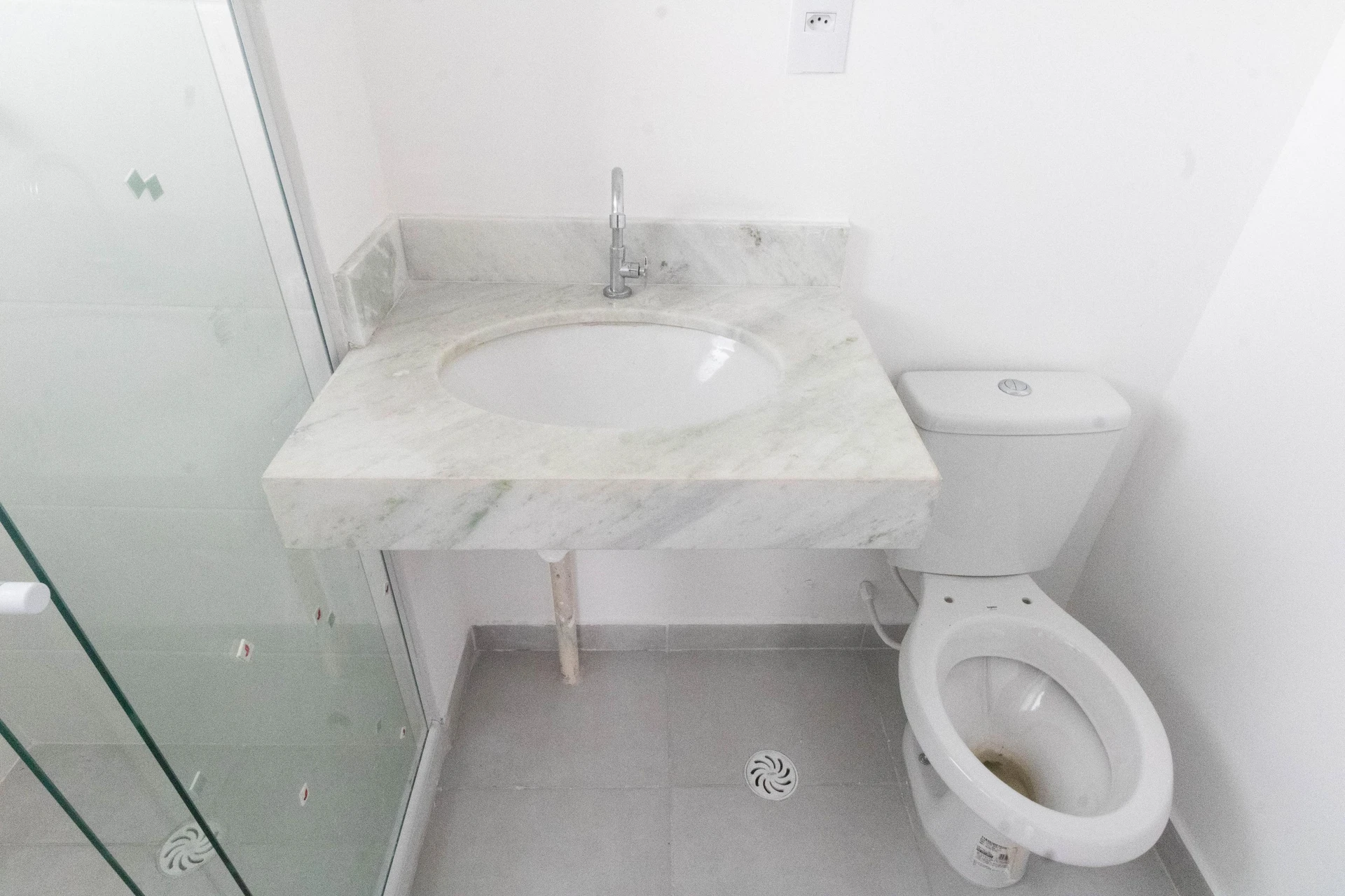 2-bedroom apartment in a building with a gym — photo 35