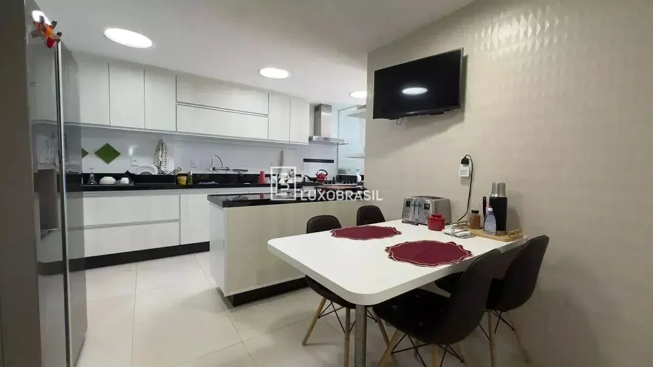 Furnished 3-bedroom apartment with 4 bathrooms and 330 m² — photo 14