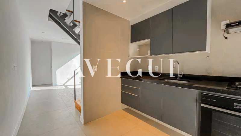 3-bedroom apartment in a building with a pool — photo 2
