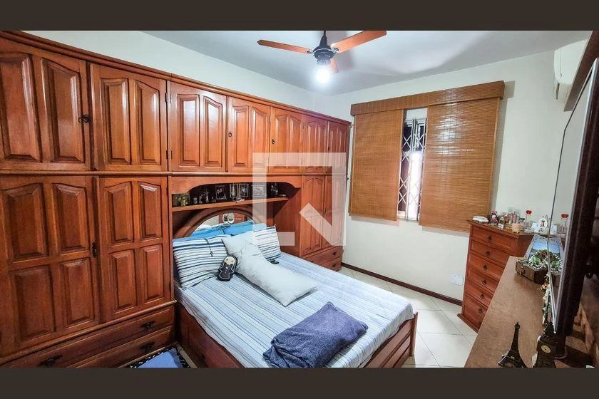 3-bedroom apartment with a bathtub