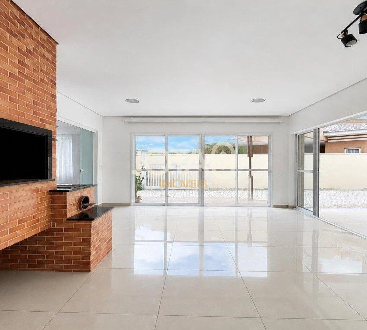 4-bedroom house with a glass-enclosed balcony in Curitiba — photo 19