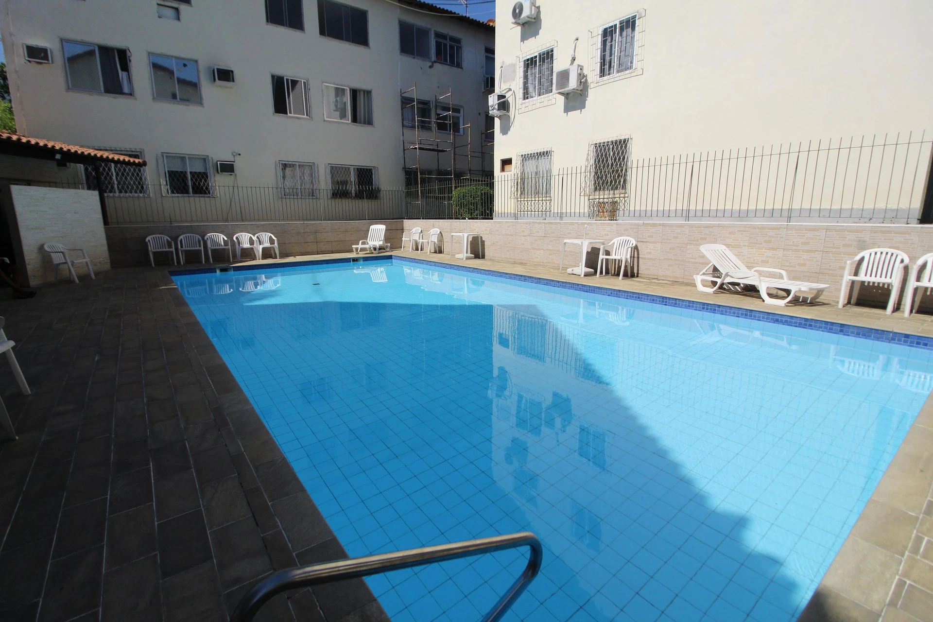 3-bedroom apartment in a building with a pool — photo 7