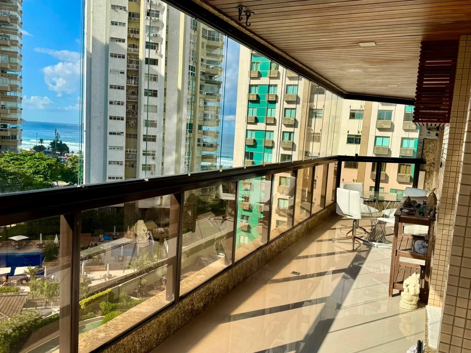 Furnished 3-bedroom apartment with enclosed balcony — photo 43