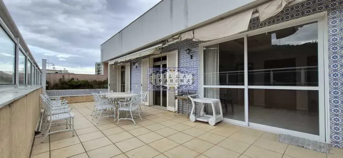350 m² penthouse with 5 bedrooms and a glass balcony — photo 2