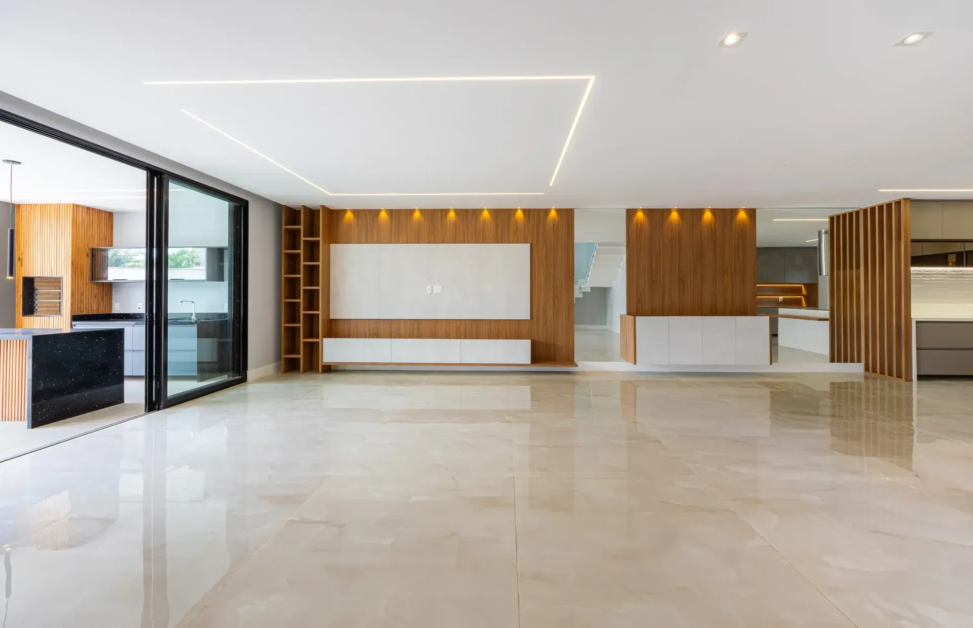Furnished house with 5 suites and floor-to-ceiling windows — photo 2