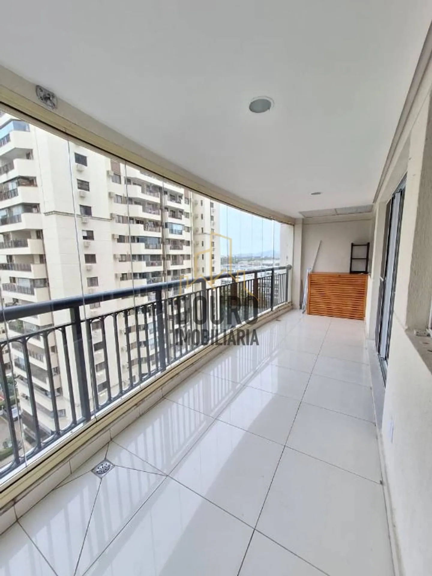 Furnished 2-bedroom apartment with enclosed balcony — photo 3
