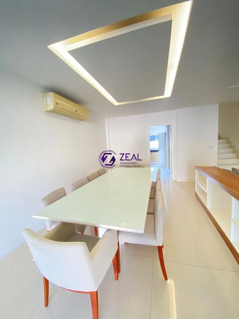 Balcony with a grill in a 4-bedroom house, 278 m² — photo 14
