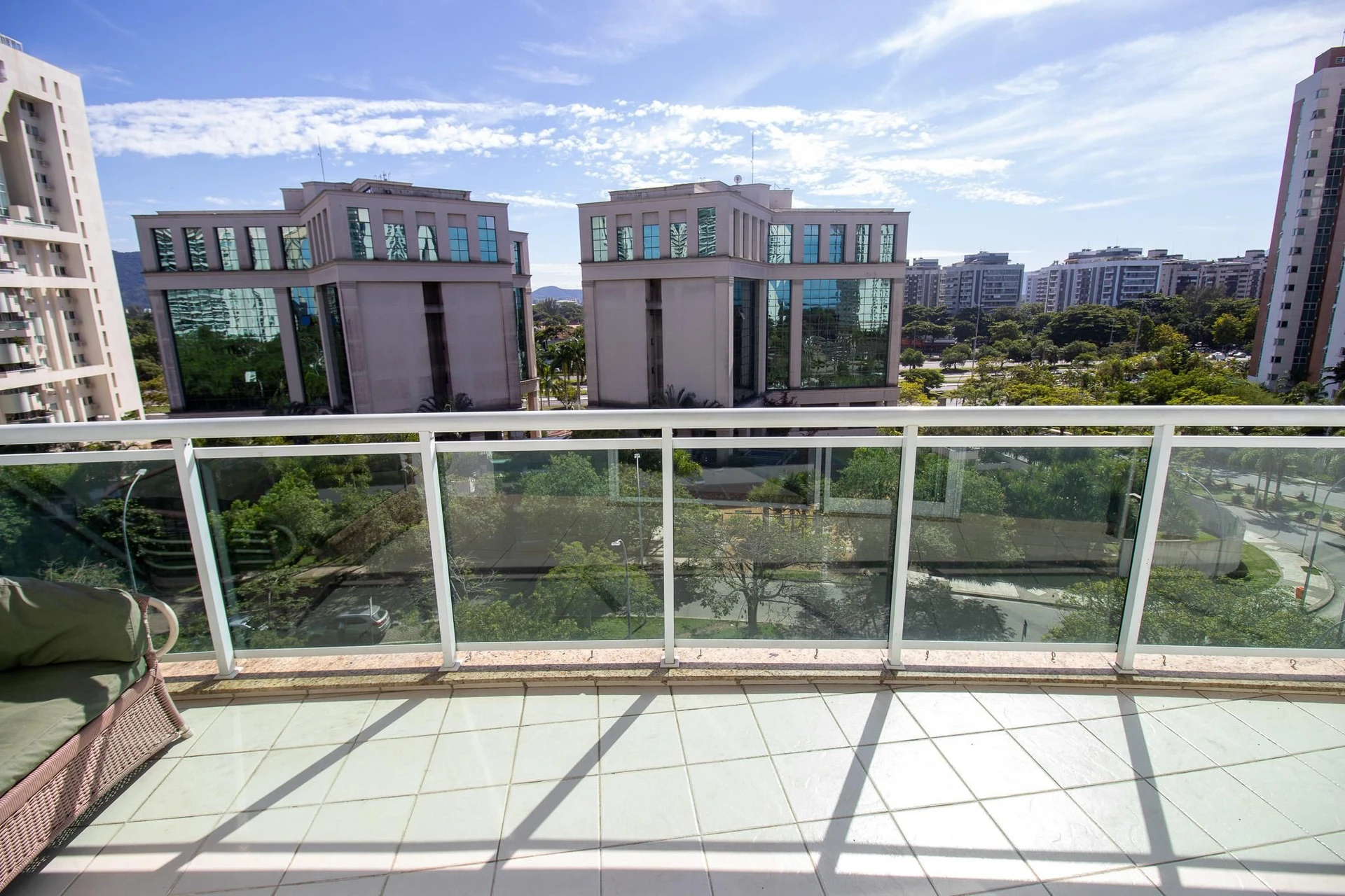 3-bedroom apartment with a glass-enclosed balcony — photo 38