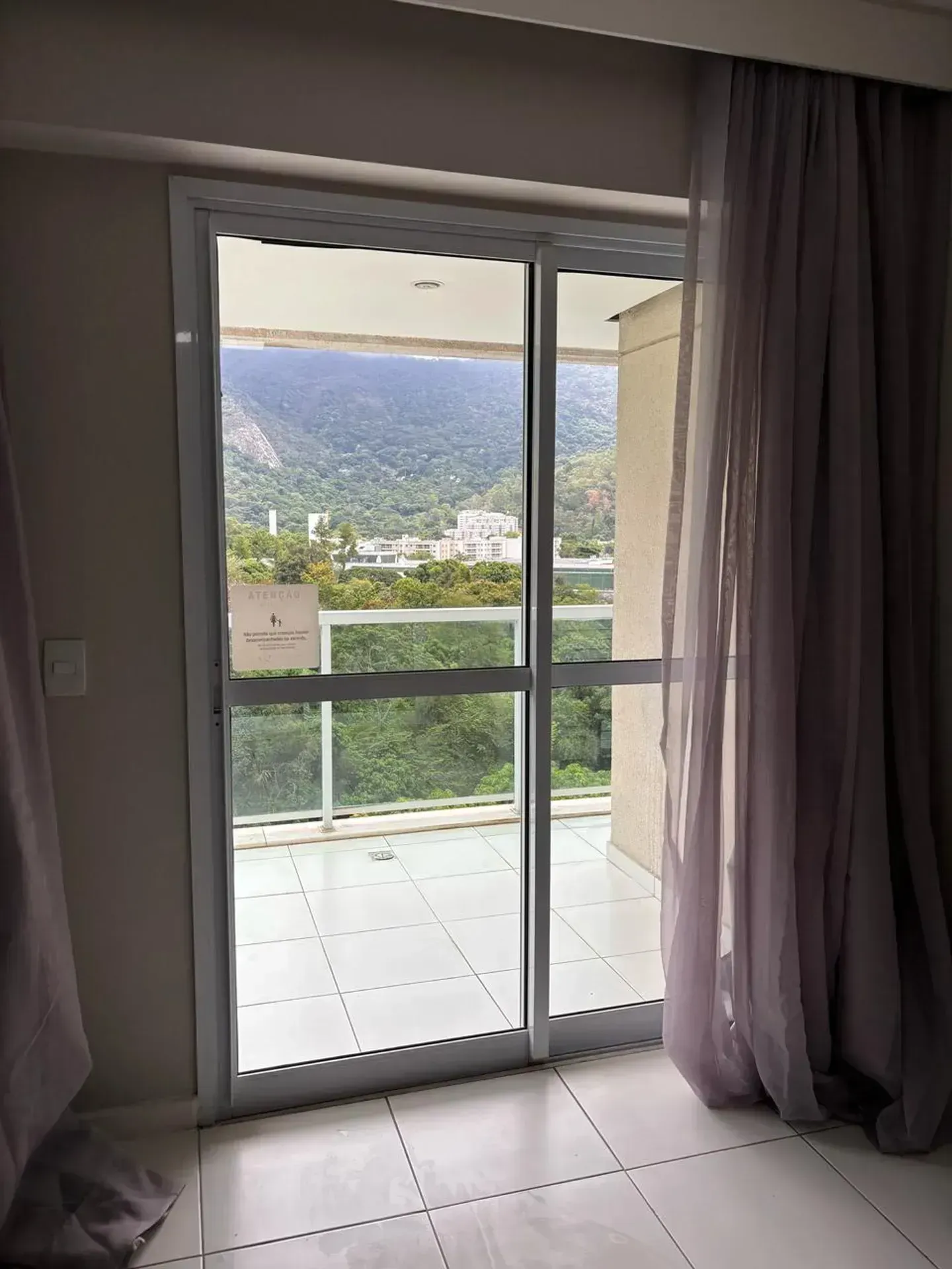 Apartamento com 2 quartos e varanda fechada de vidro — photo 28