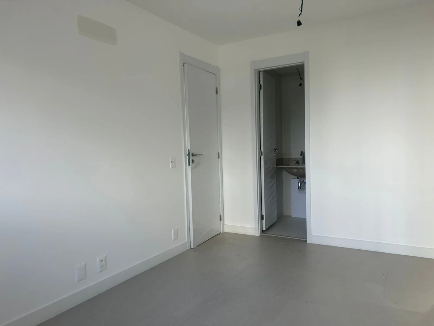 2-bedroom apartment with suite and glassed balcony — photo 20