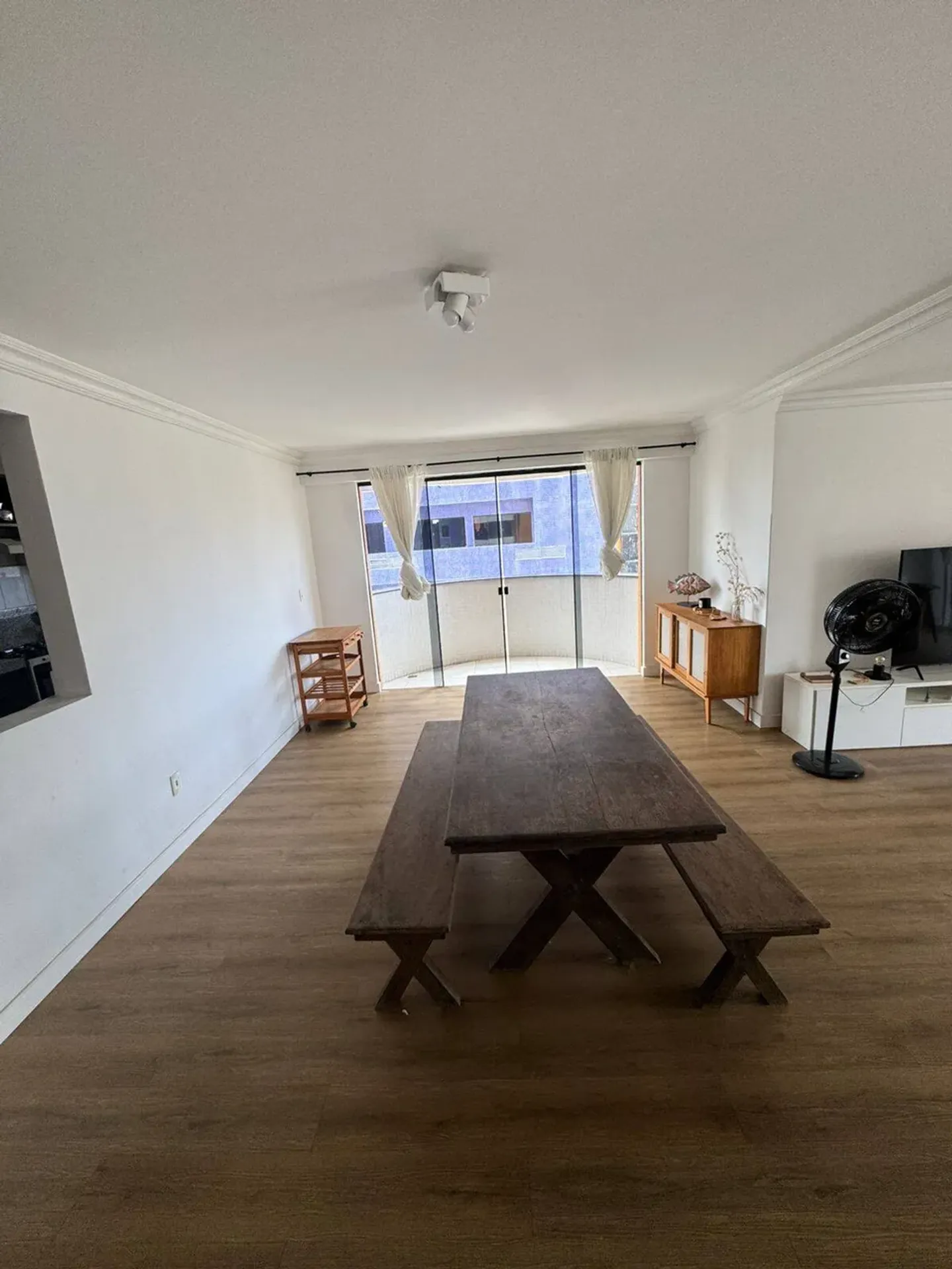 4-bedroom apartment in a building with a pool — photo 2