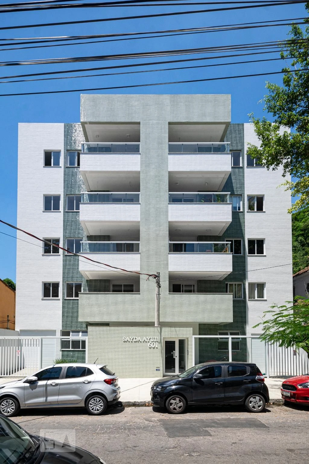 Balcony with a grill in a 2-bedroom apartment, 60 m² — photo 36