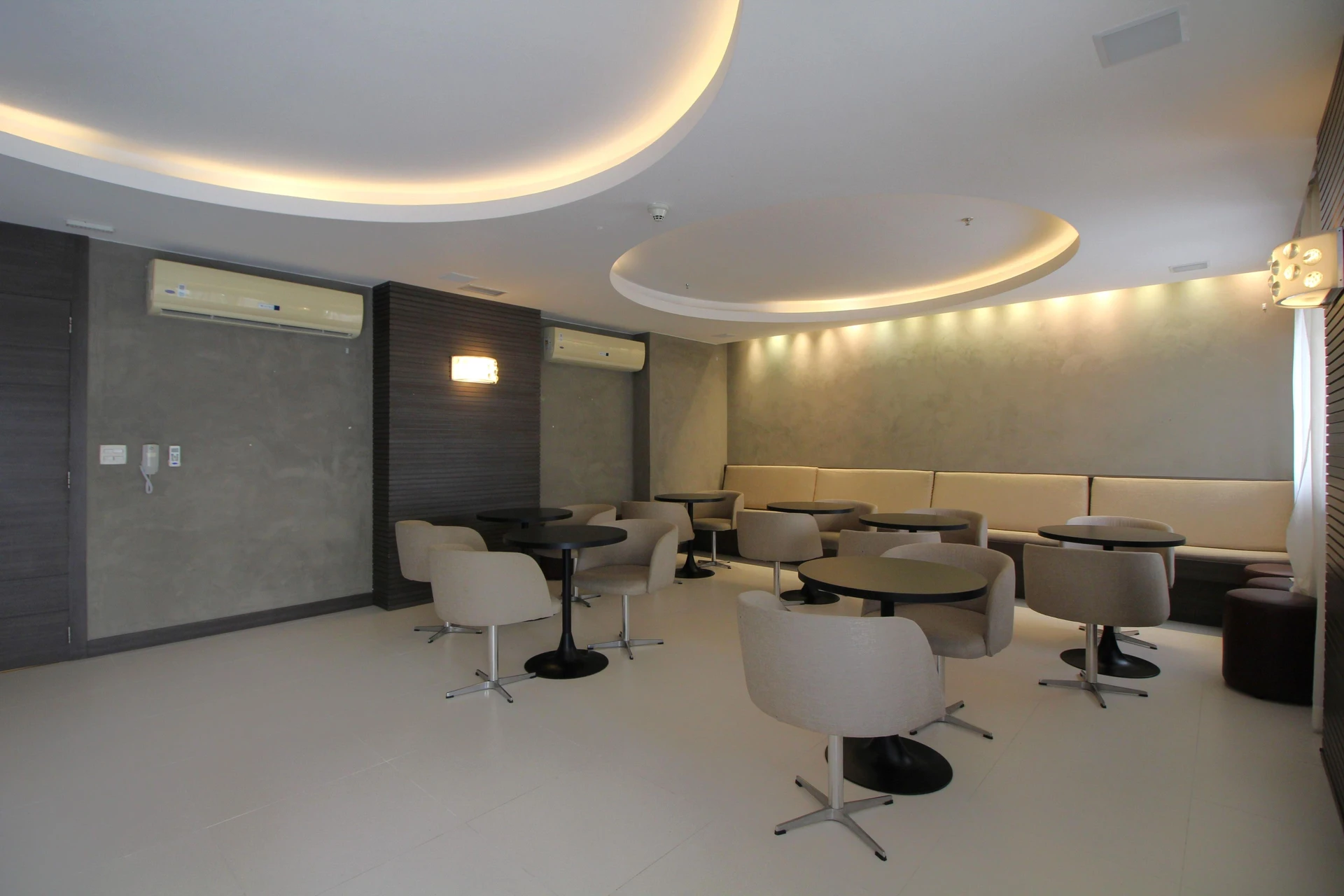 Rental apartment with 4 bedrooms and 4 bathrooms — photo 48