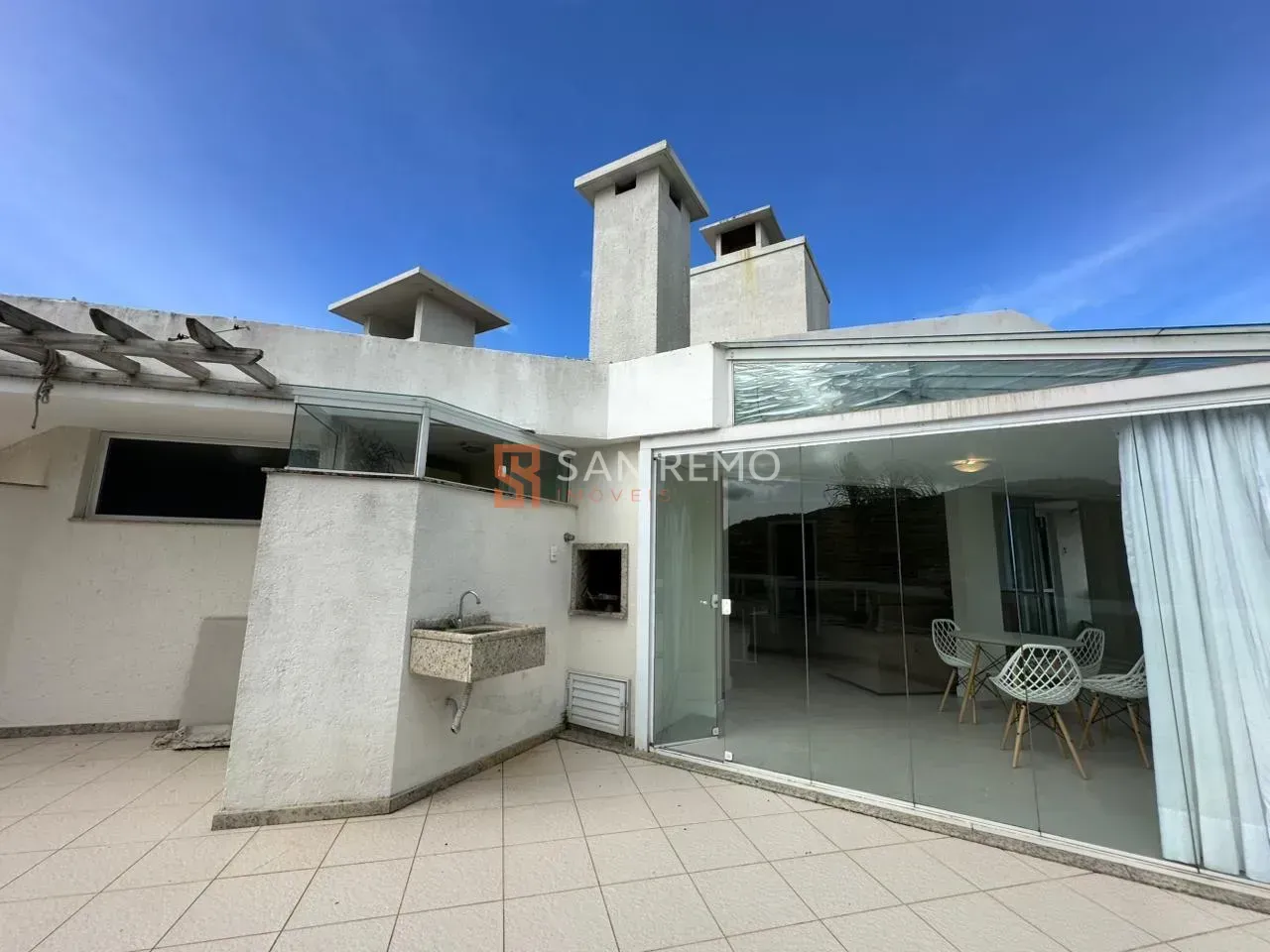 Furnished top-floor unit with 2 bedrooms and glass balcony — photo 20
