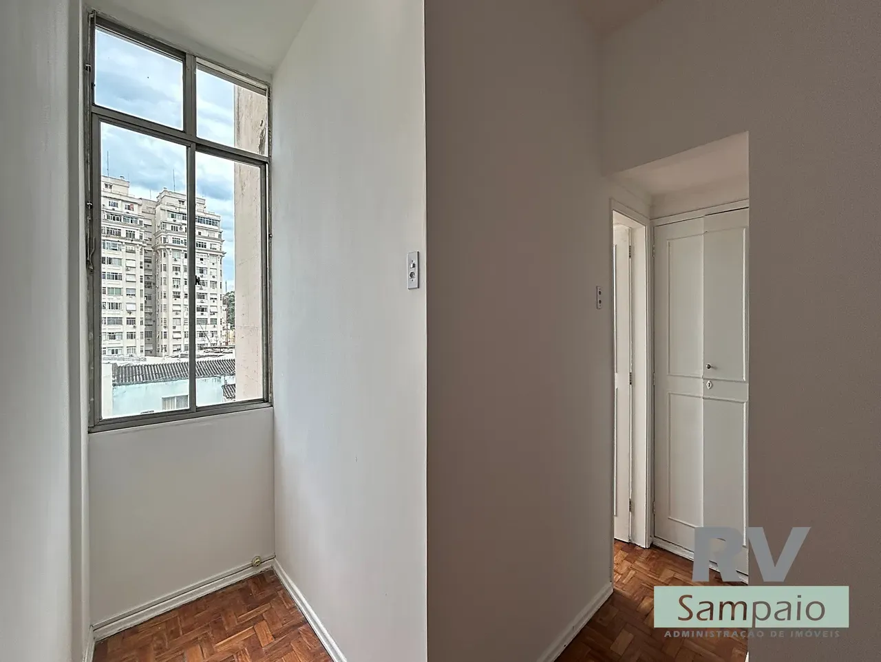 One-bedroom apartment with wood or laminate floors — photo 4