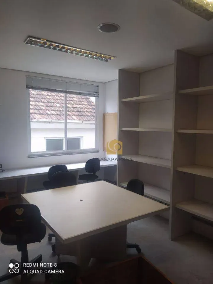 Casa com 2 dormitórios e piso de madeira na sala — photo 18