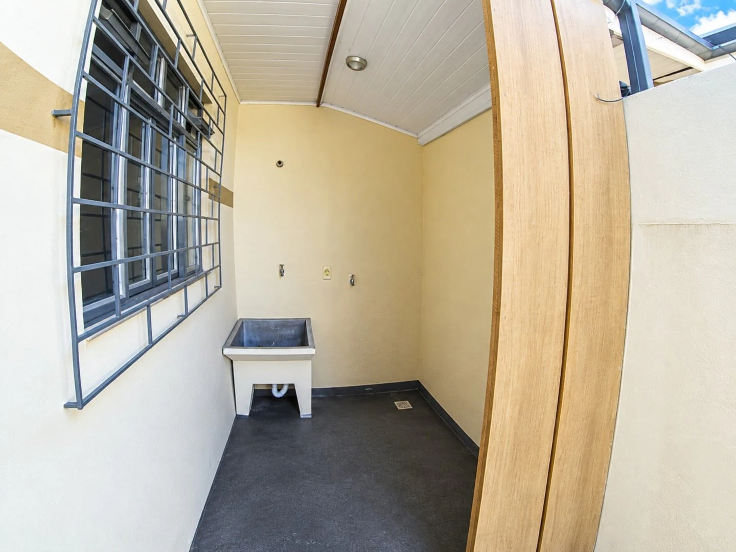 Casa residencial com 2 quartos e box de vidro no banheiro — photo 5