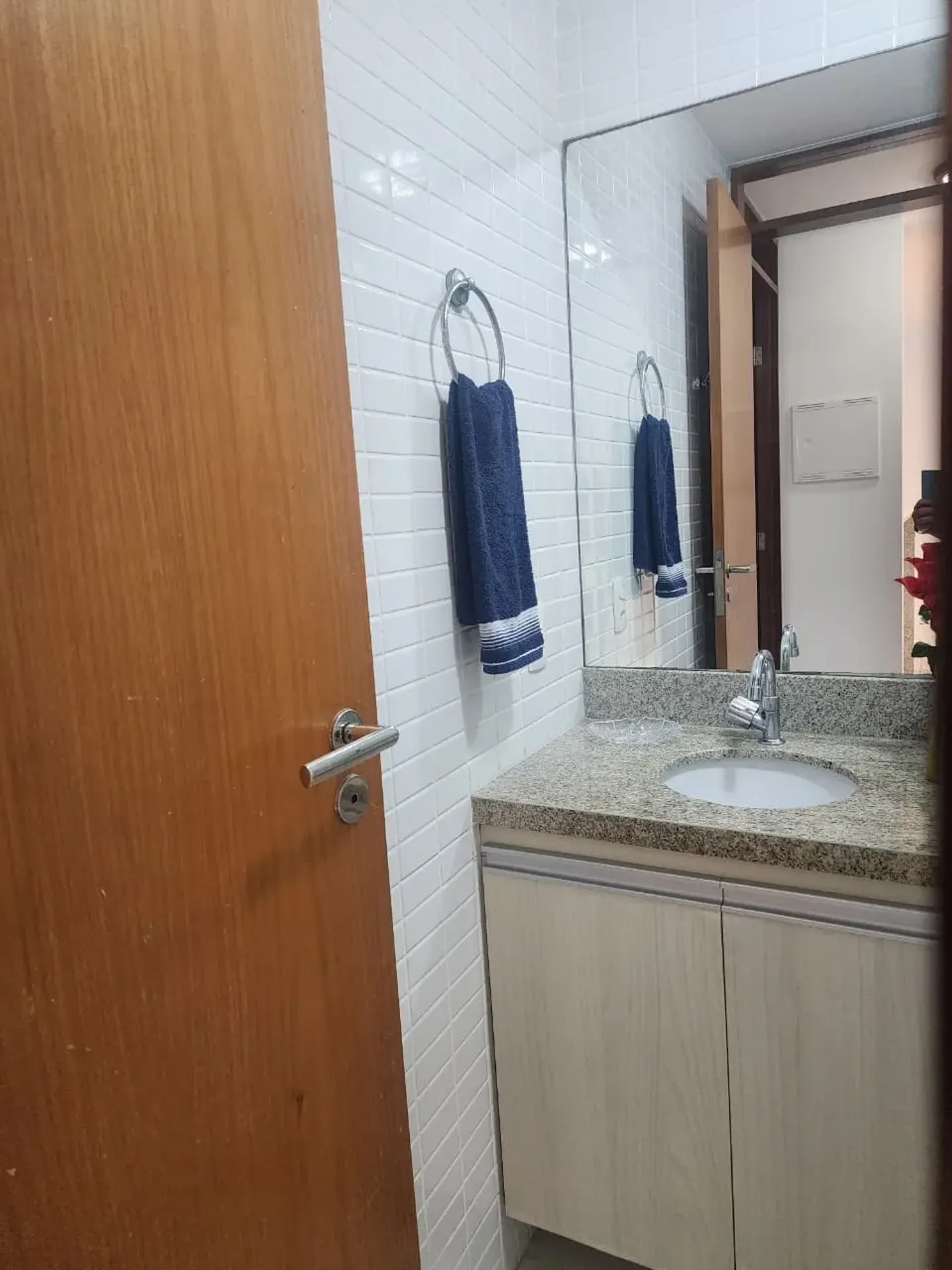 Furnished 2-bedroom apartment with city view — photo 17