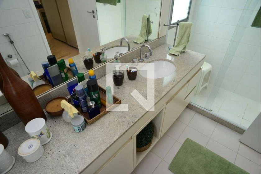 298 m² rental apartment with 4 en-suite bedrooms and balcony — photo 13