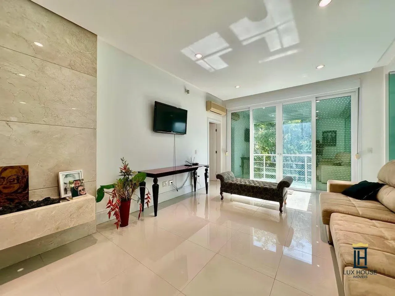 5-bedroom house with floor-to-ceiling windows — photo 20