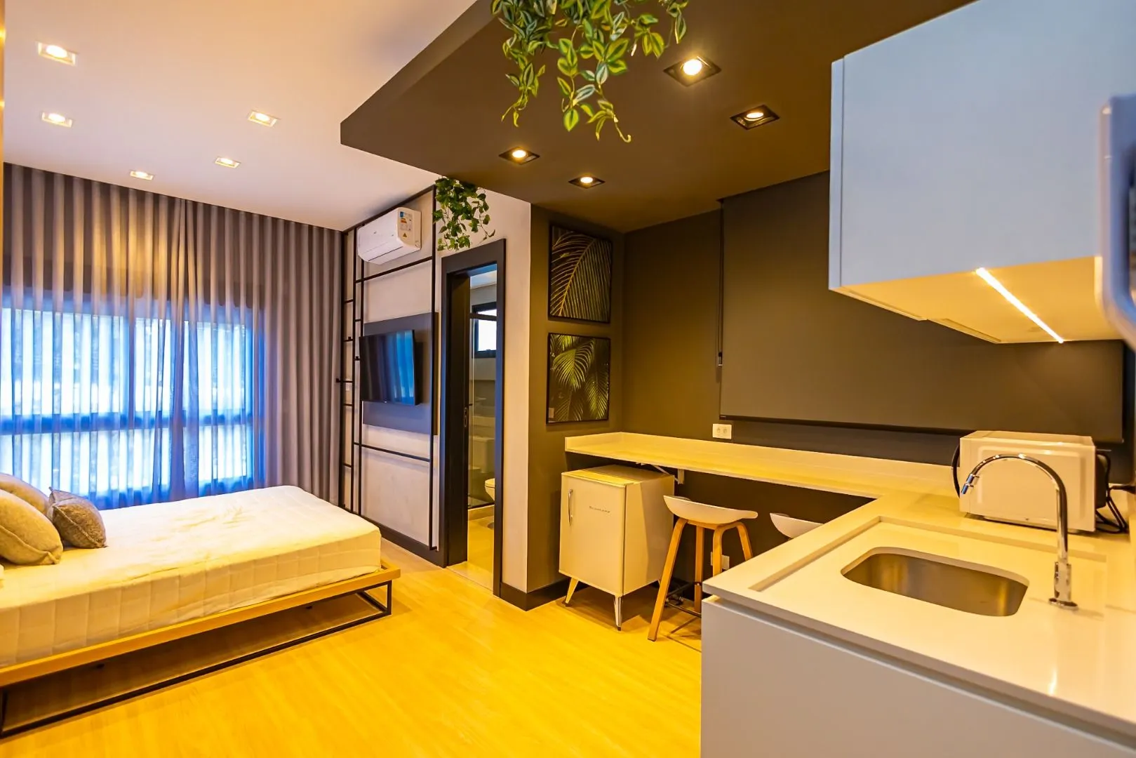 Furnished apartment, 78 m², with a glass-enclosed balcony — photo 3