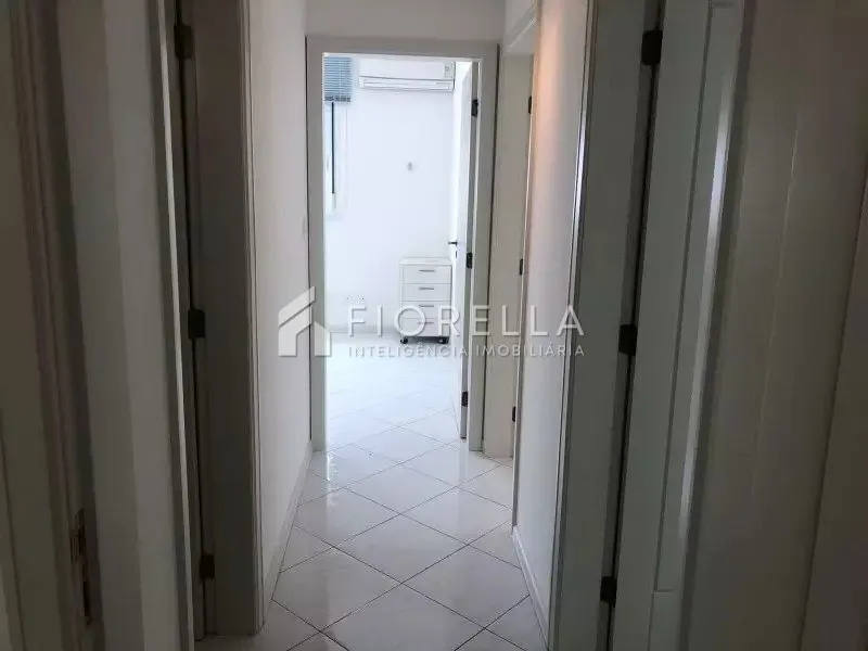 3-bedroom apartment with a glass-enclosed balcony — photo 24