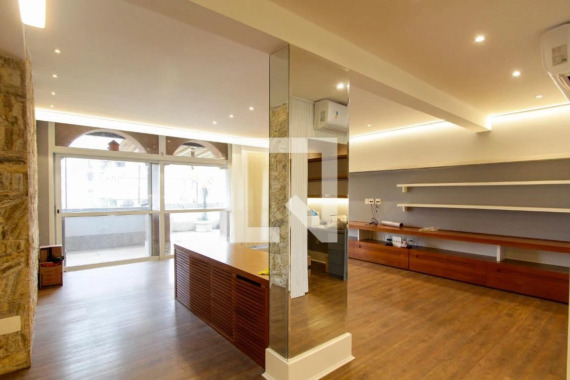 Walk-in closet in a 3-bedroom apartment, 200 m² — photo 9
