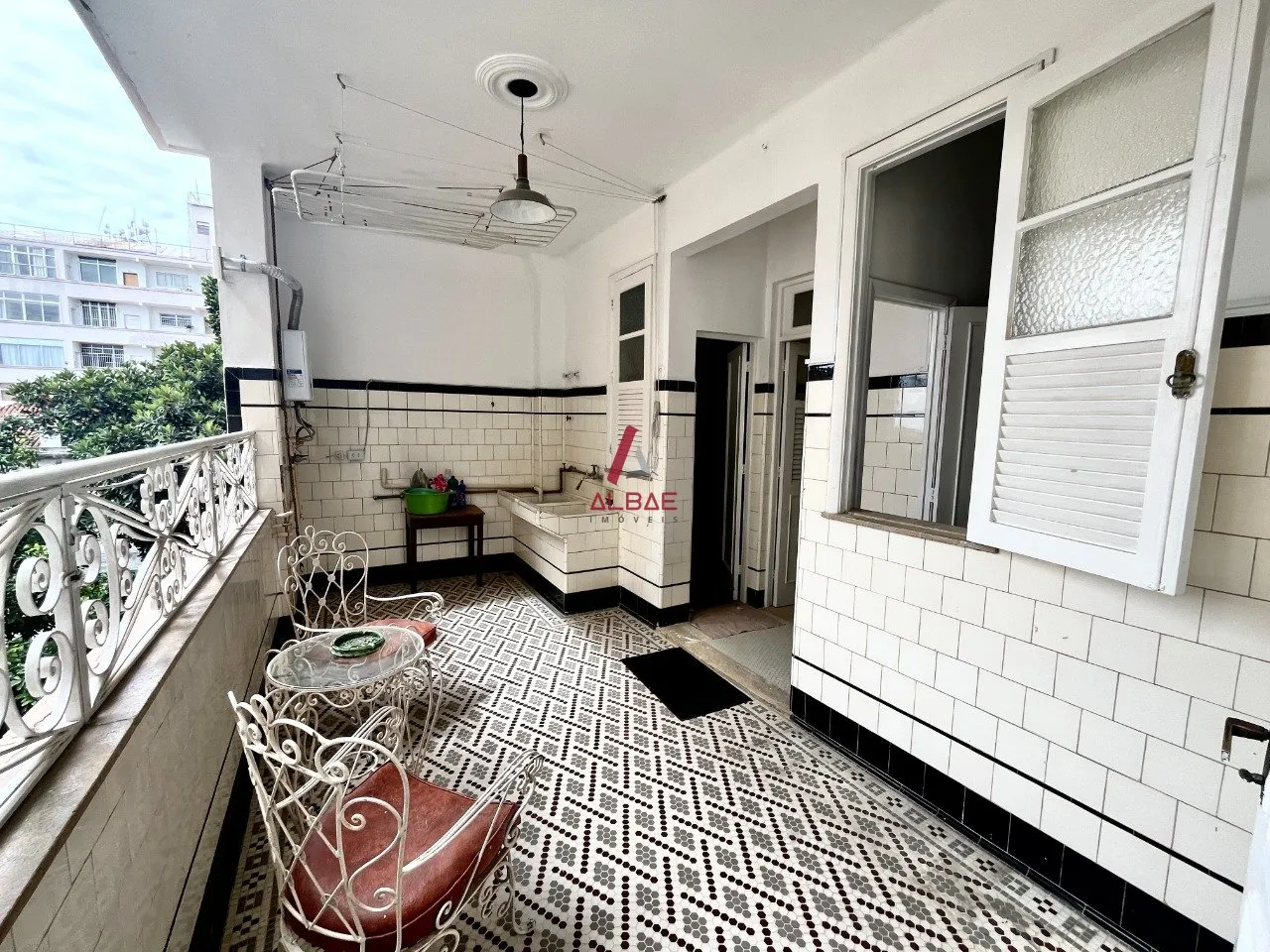 3-bedroom apartment with glassed-in balcony windows — photo 32