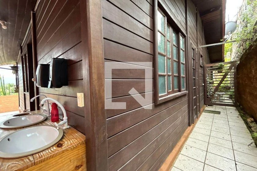 Balcony with a grill in a 3-bedroom house, 100 m² — photo 36