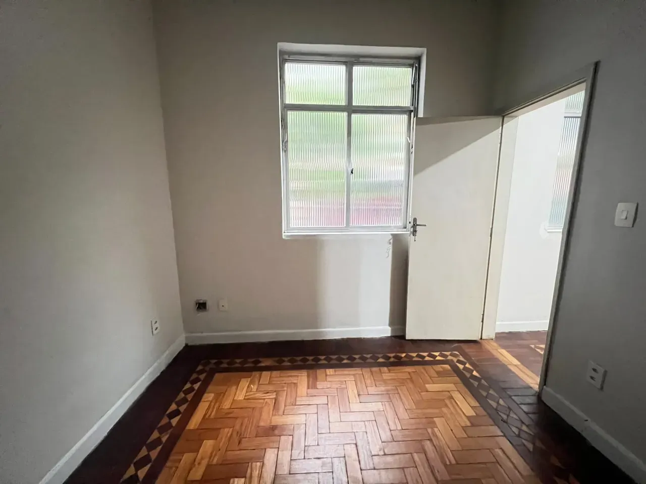 Apartment on the 2nd floor with wood or laminate floors — photo 7