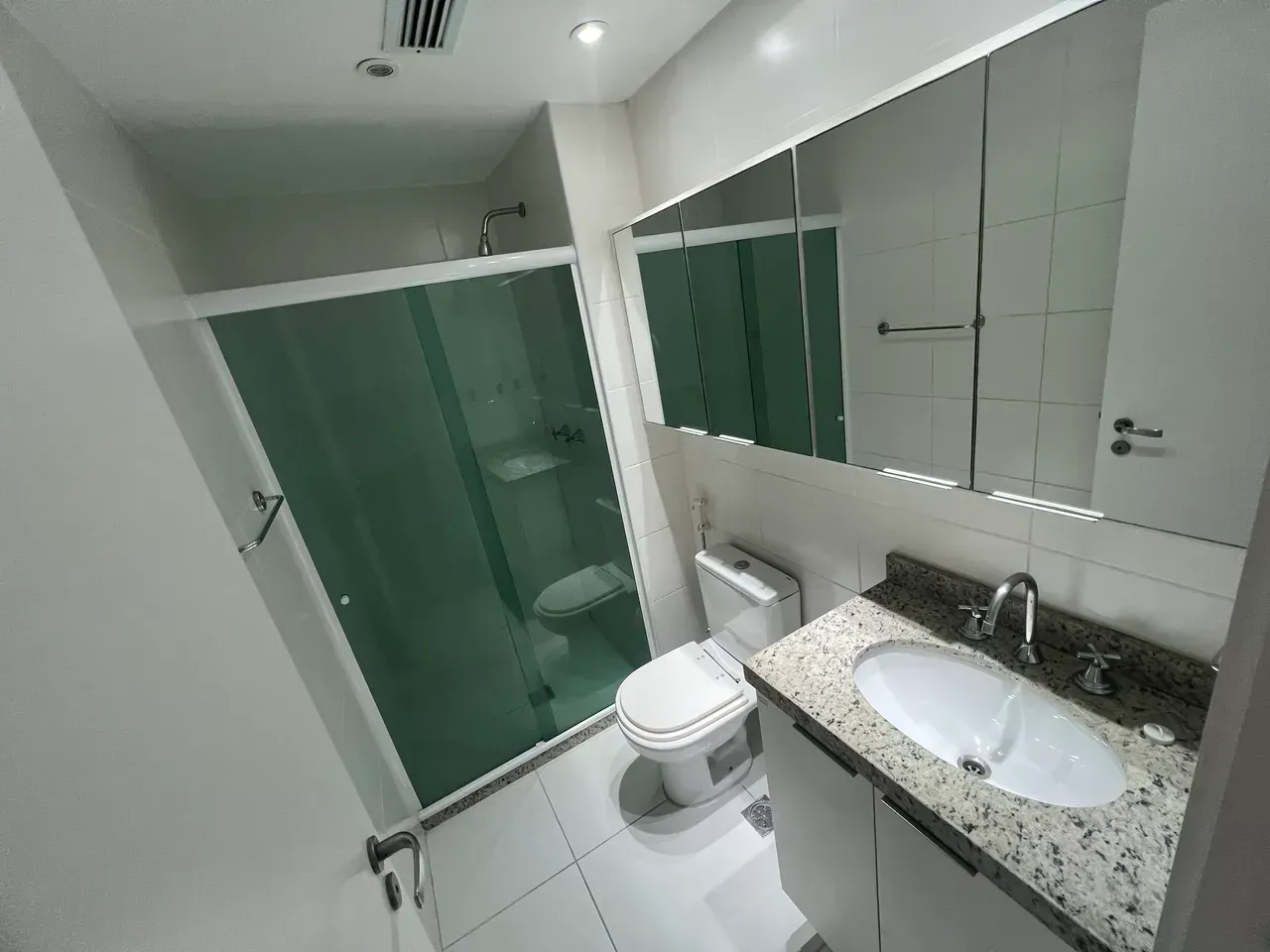 Unfurnished 2-bedroom apartment with built-in wardrobes — photo 13
