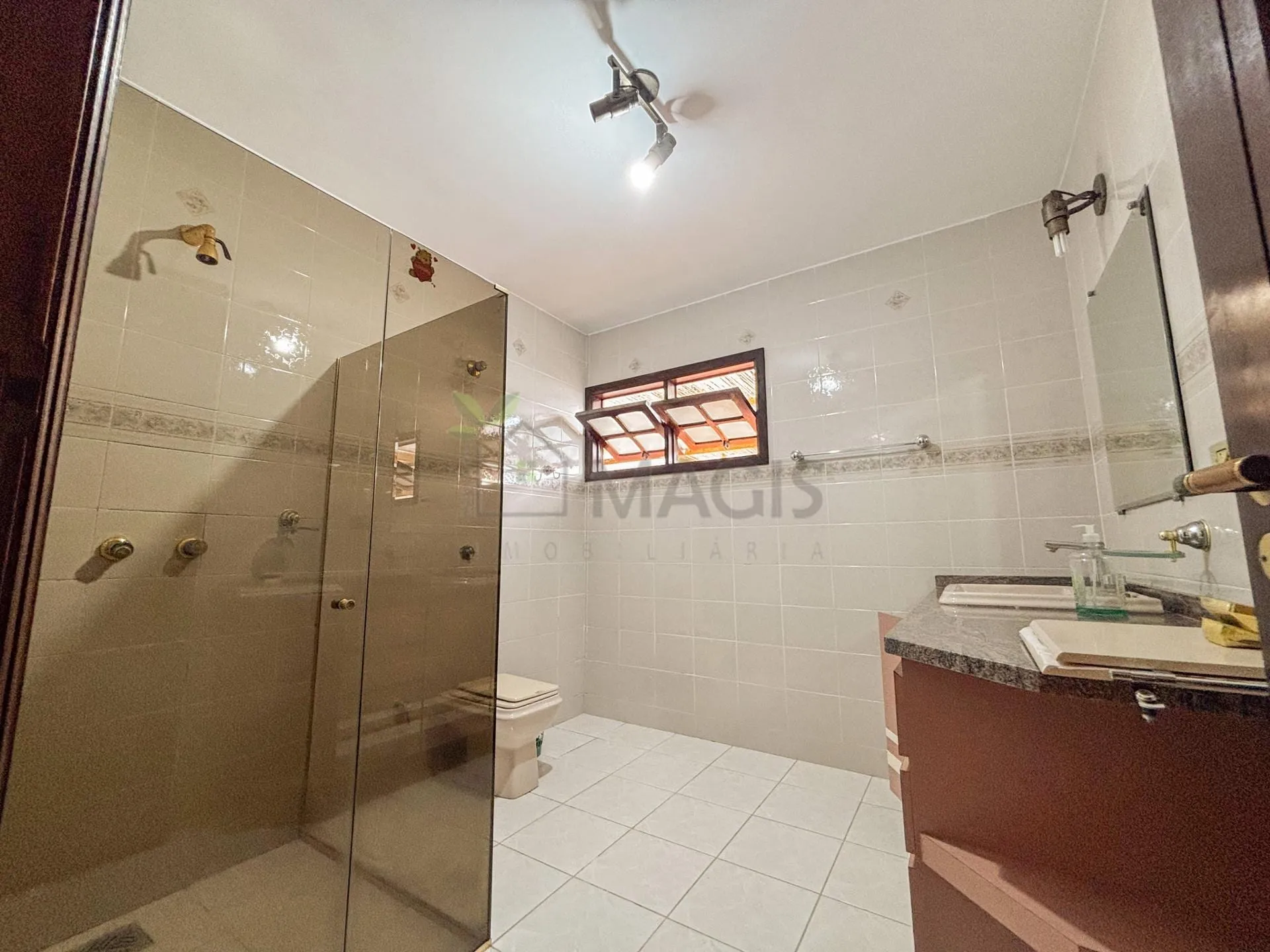 House with 5 bedrooms and 13 parking spaces across 2 floors — photo 32