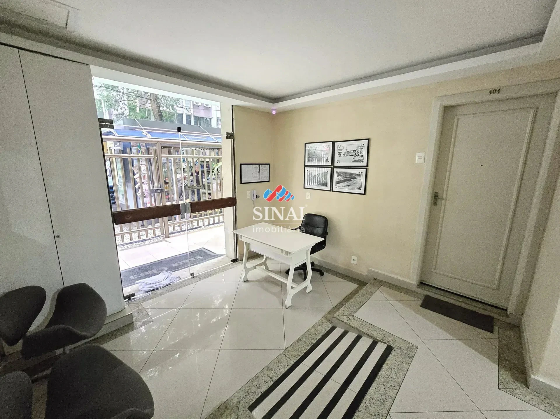 2-bedroom apartment with wood or laminate floors — photo 26