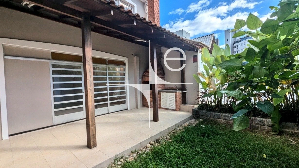 Casa de 6 dormitorios y 302 m² con jardín privado — photo 3