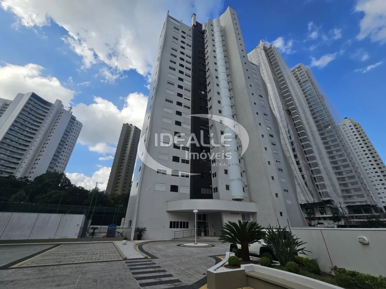 3-suite Apartment with 335 m² and a balcony