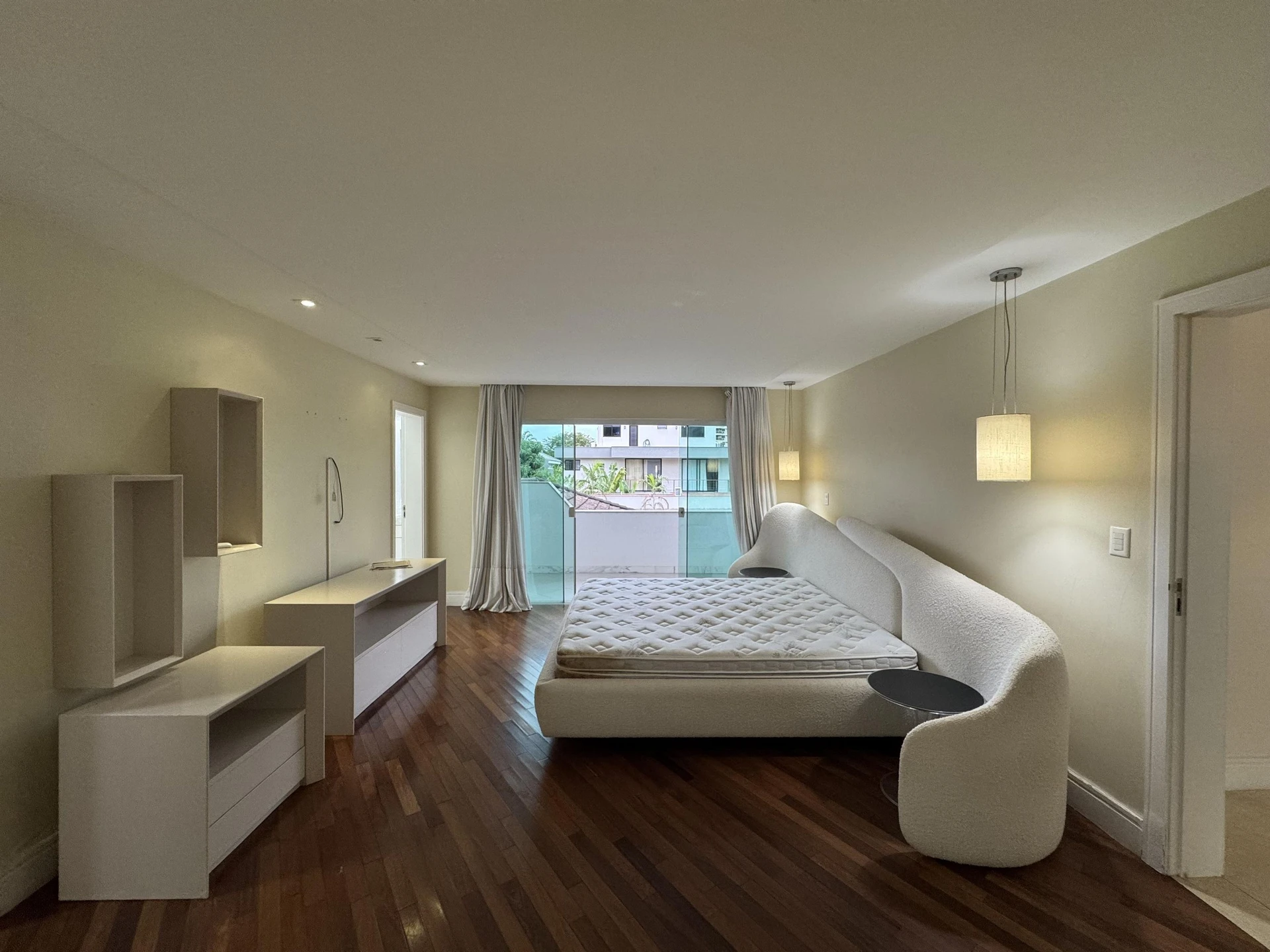 Bathtub in a 5-bedroom house, 1000 m² — photo 33
