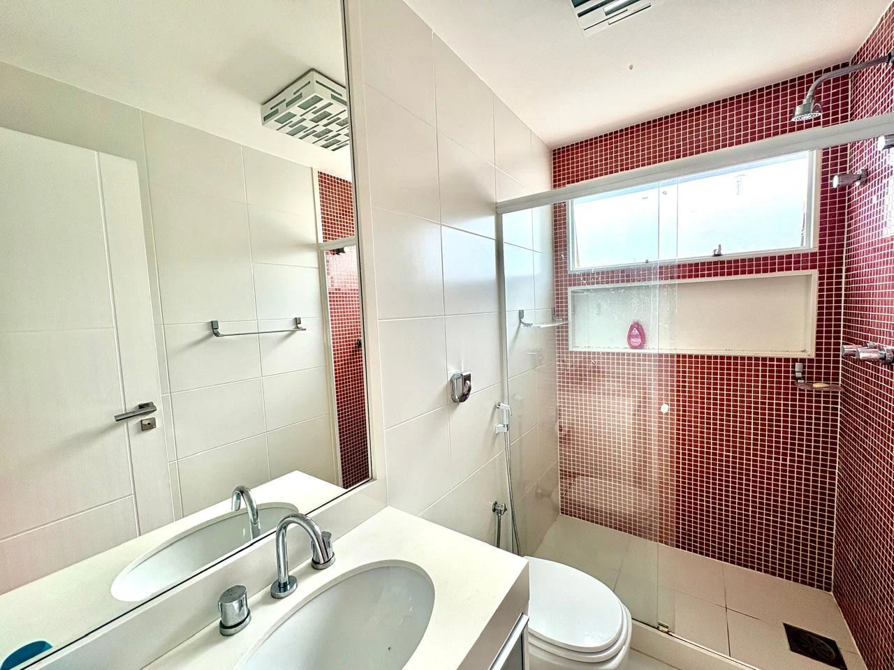 Furnished house with 3 en-suite bedrooms and private BBQ — photo 21