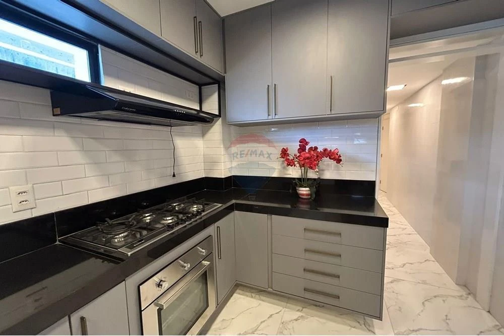 Furnished apartment, 132 m², with a glass-enclosed balcony — photo 33