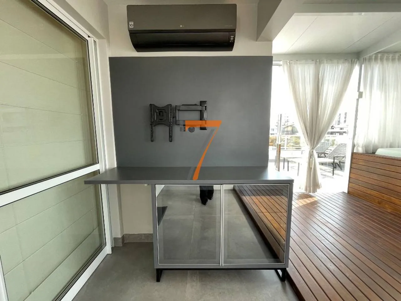 Furnished penthouse with 2 en-suite bedrooms and 210 m² — photo 32