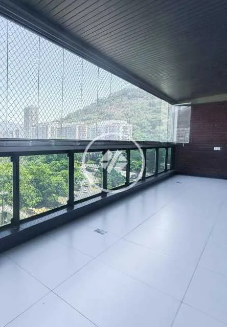 3-bedroom apartment with 2 en-suite baths and balcony — photo 10