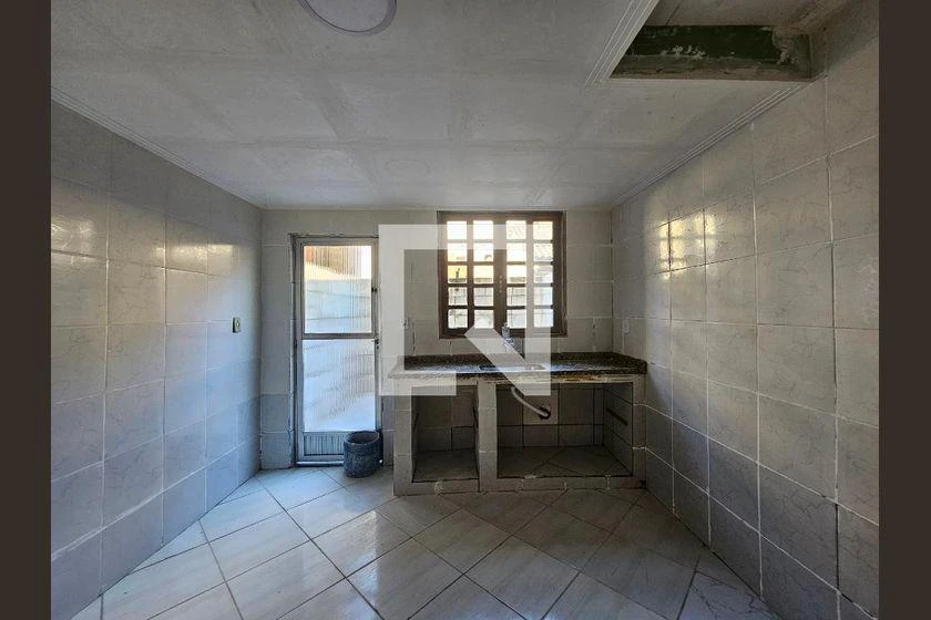 Casa para alugar com 2 quartos e cozinha com fogão