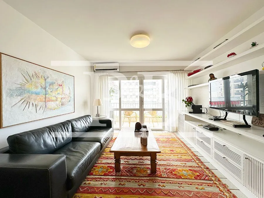 Apartamento com 3 dormitórios, 2 banheiros e 125 m²