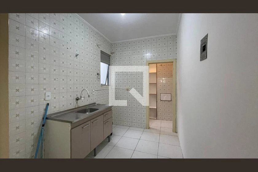 Wood or laminate floors in a 3-bedroom apartment, 70 m² — photo 8