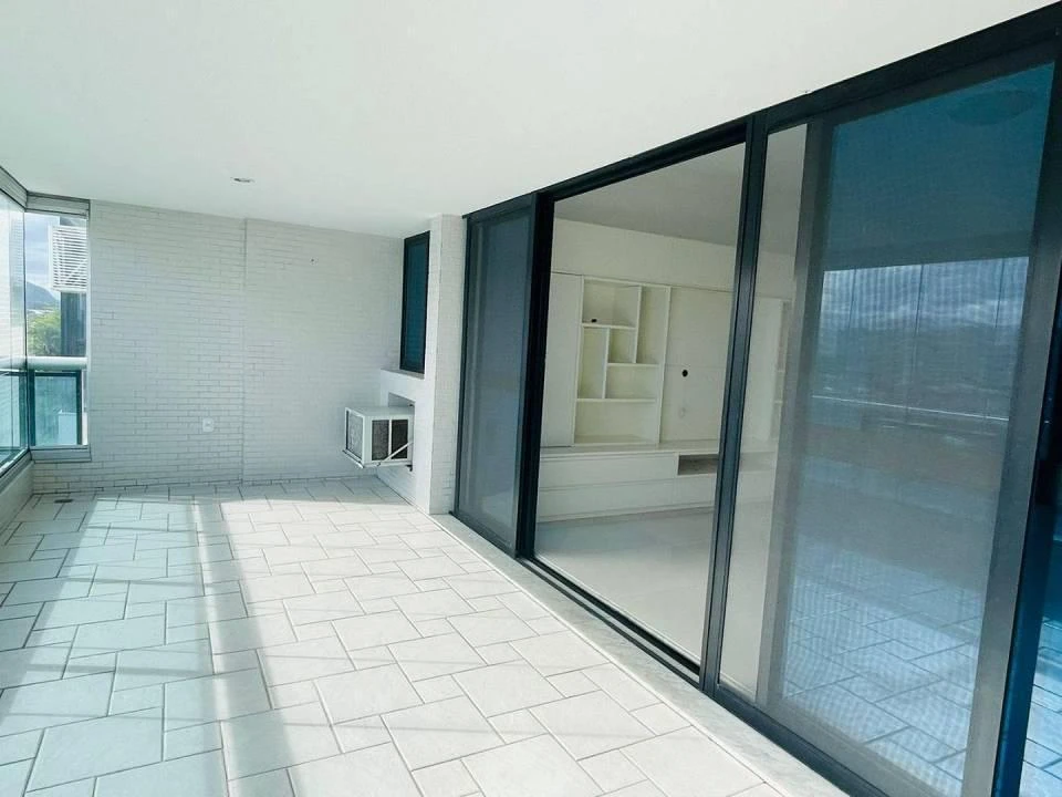 Apartment with 3 en-suite bedrooms and gas stove — photo 17