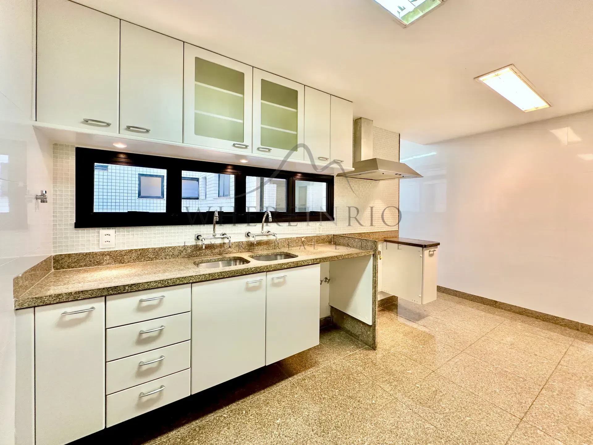Apartment with air conditioning and 4 bedrooms — photo 23