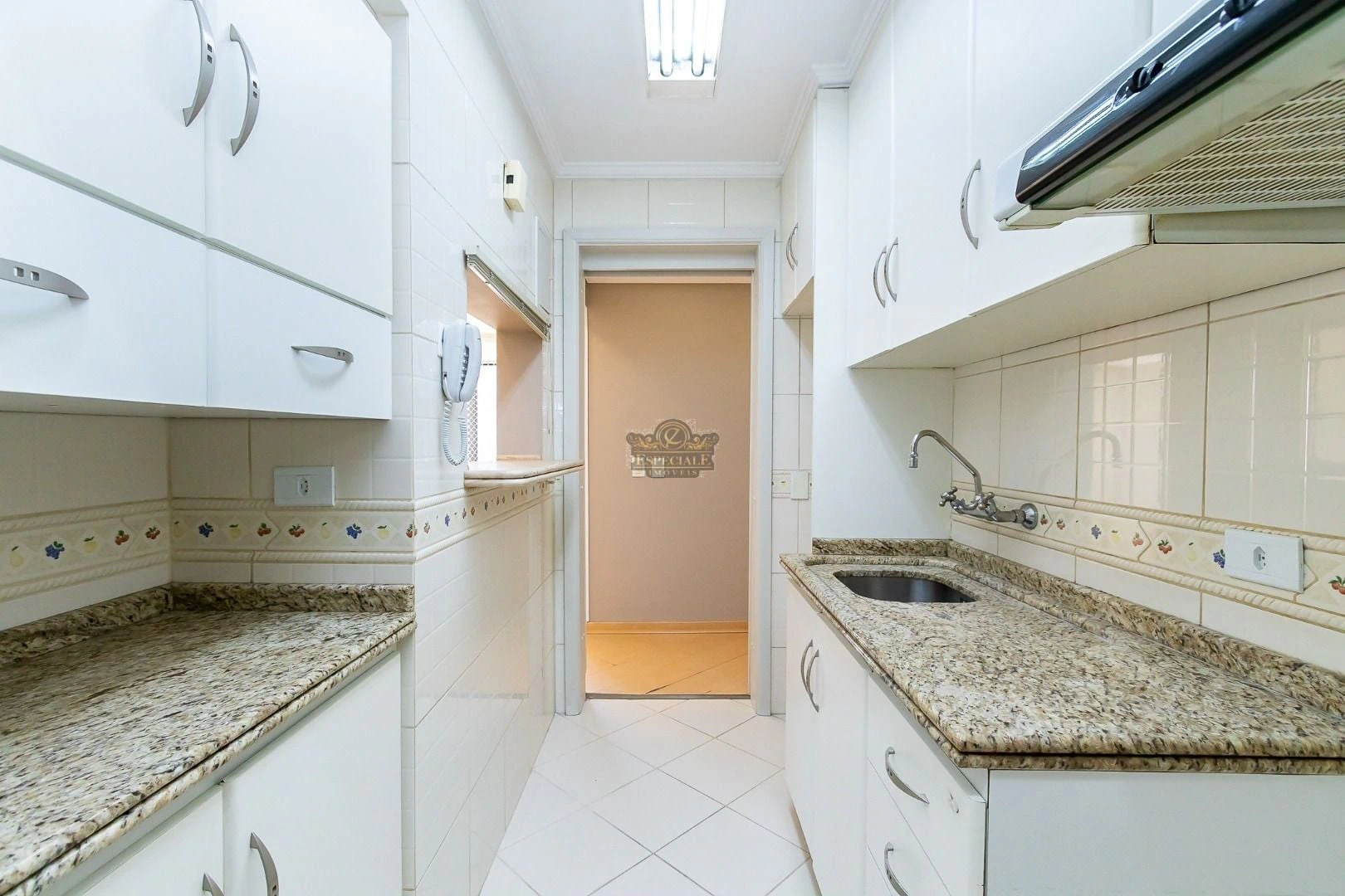 Wood or laminate floors in a 3-bedroom apartment, 86 m² — photo 2